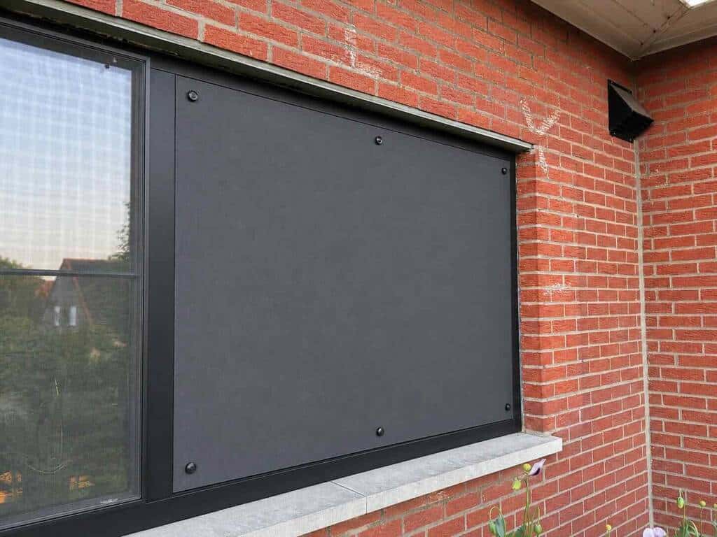 Screen solaire amovible GEKKO anthracite installé sur une fenêtre en rectangulaire équipée d'un moustiquaire