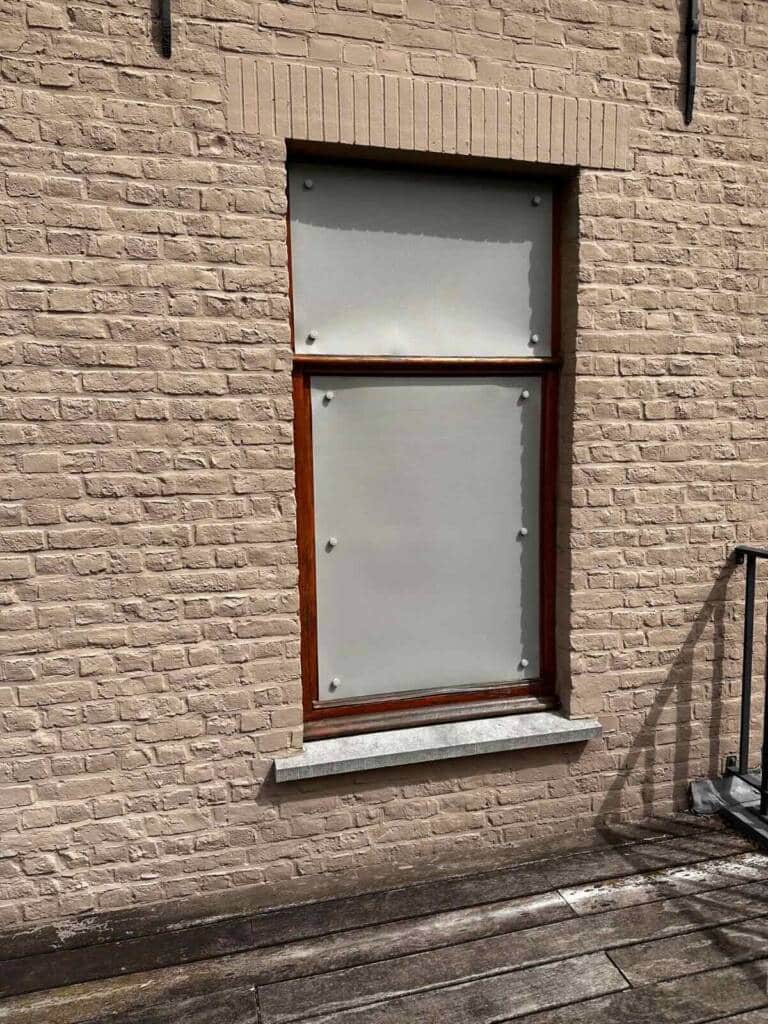 Screen solaire amovible GEKKO beige minéral installé sur une fenêtre rectangulaire