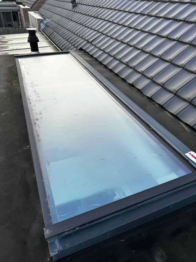 Screen solaire amovible GEKKO glacier installé sur une fenêtre de toit plate