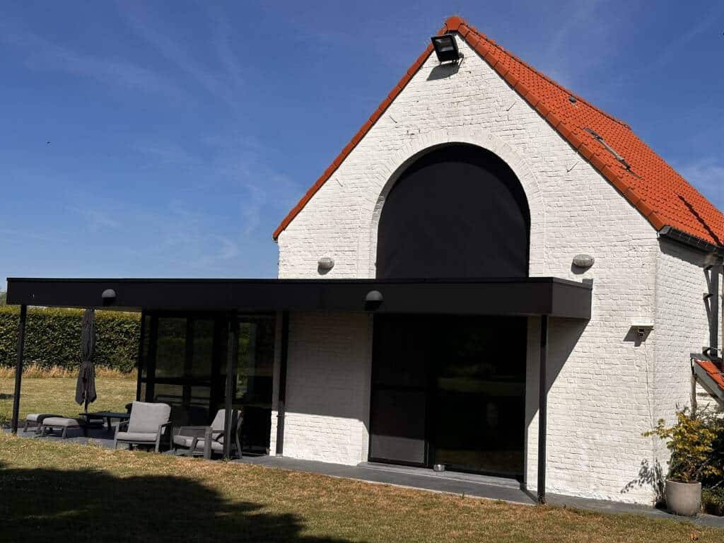 Screen solaire amovible GEKKO noir installé sur une fenêtre XXL arrondie type véranda