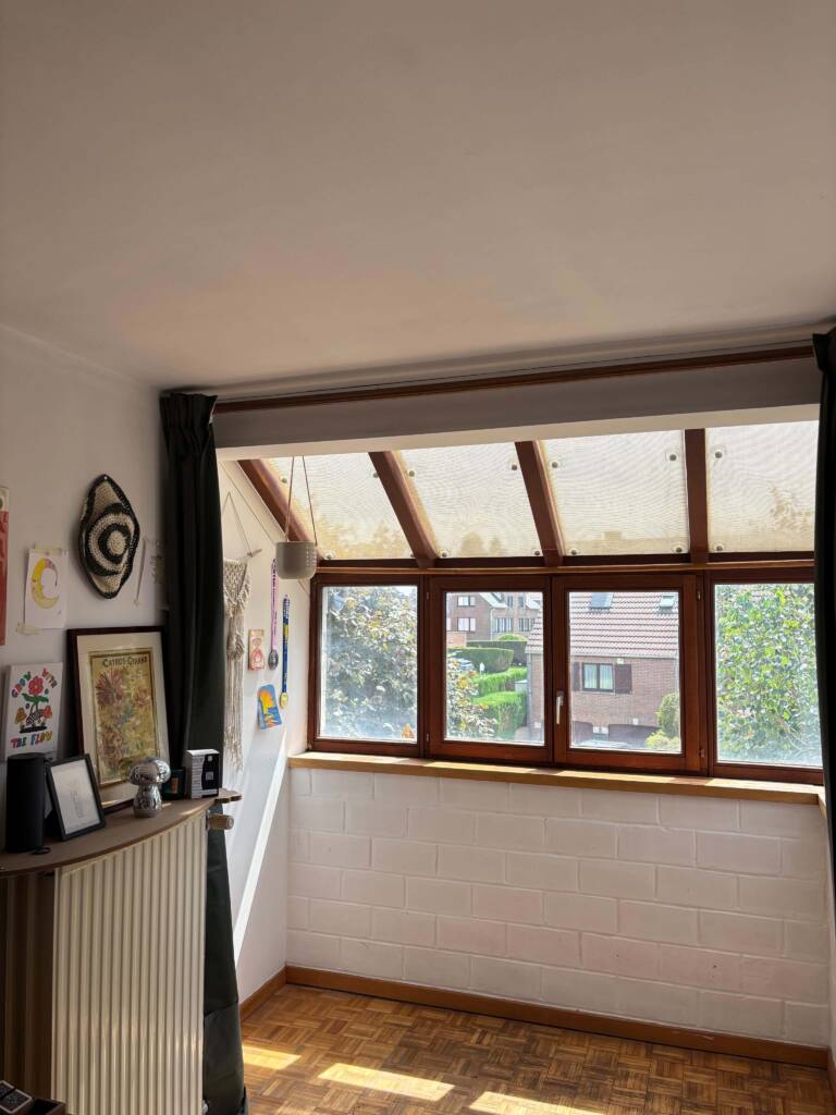 Screen solaire amovible GEKKO beige minéral installé en intérieur dans une vérandas