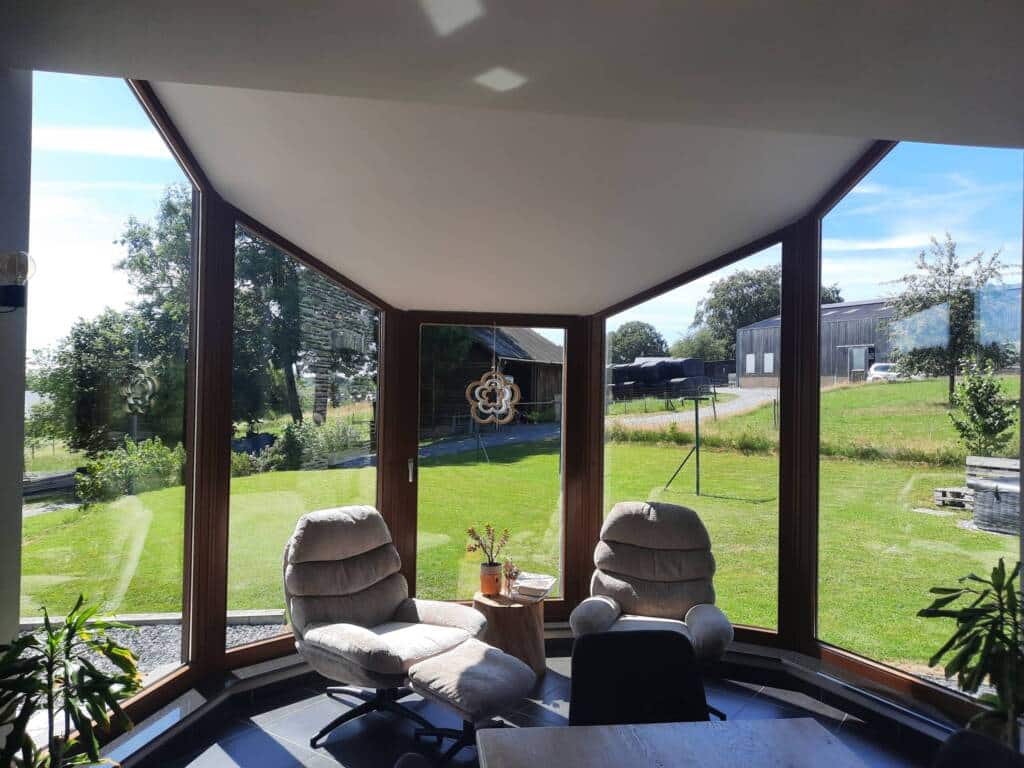 Screen solaire amovible GEKKO anthracite installé en extérieur dans une véranda jardin d'hiver